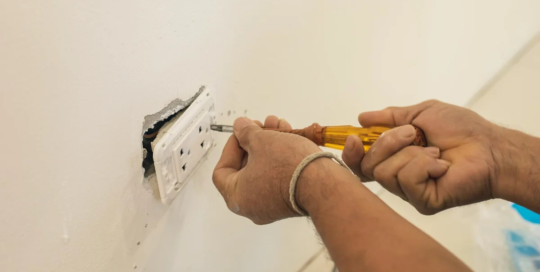 Helpers (electricians)