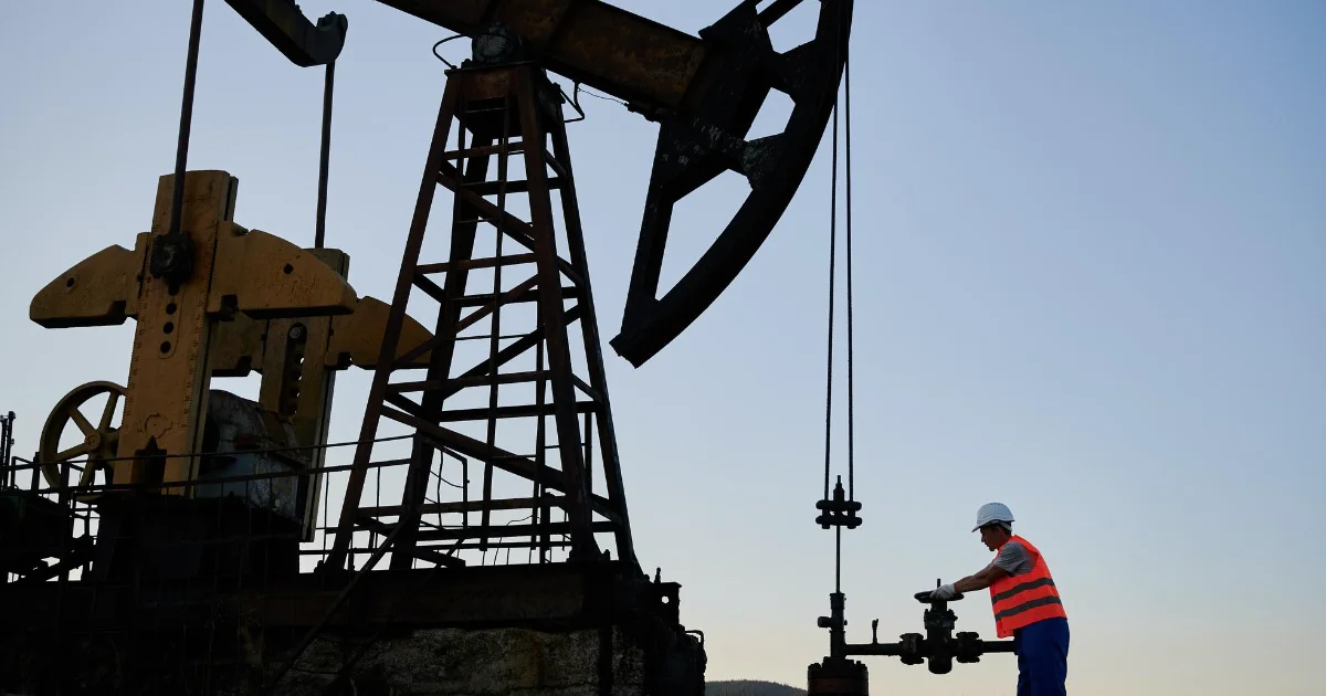 Derrick operators, oil and gas
