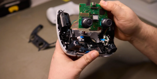 Electronic home entertainment equipment installers and repairers
